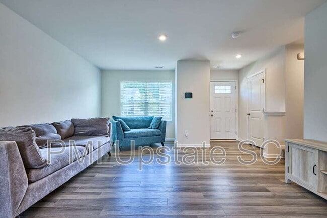 Building Photo - 111 Fernside Ct