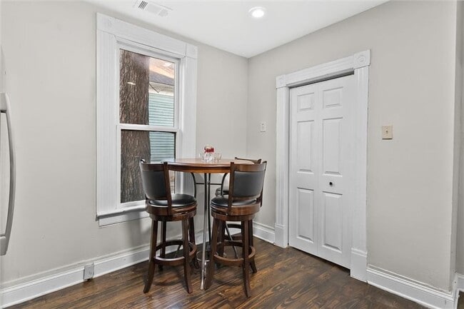 Building Photo - 867 Beecher St SW