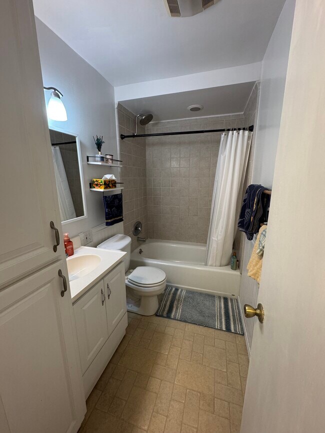 Building Photo - 1600 Ardmore Ave