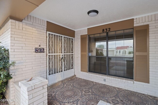 Building Photo - 832 Tepic Dr