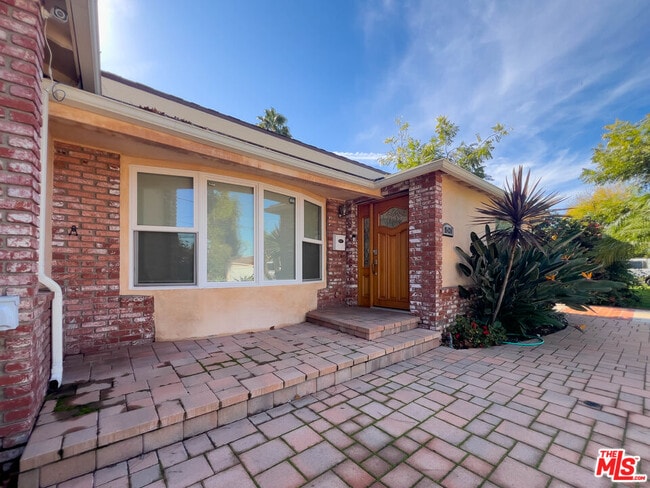 Building Photo - 15424 Camarillo St