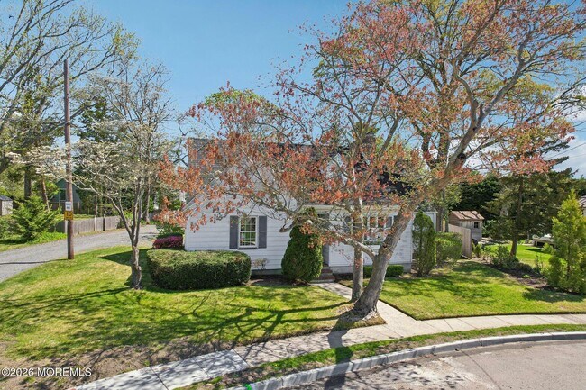 Building Photo - 1850 Fernwood Rd