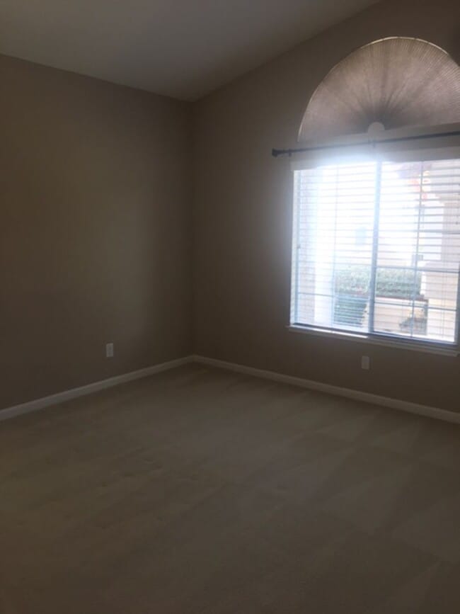 Building Photo - Outstanding 2 bd 2 bth Condo in prime Plea...