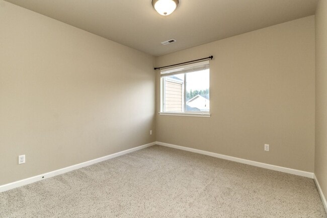 Building Photo - Beautiful Lacey Home with new paint and carpet in Popular Edgewater Community