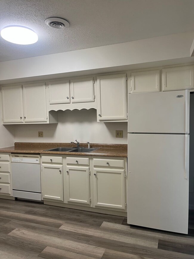 Building Photo - Spacious 2 bdrm/1.5 bath townhome in Cedar...
