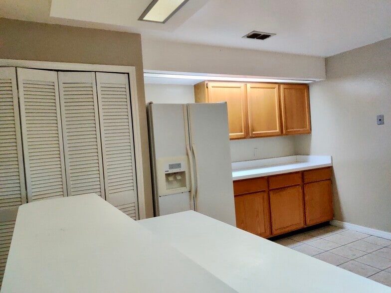 Building Photo - 1371 Melshire Ave