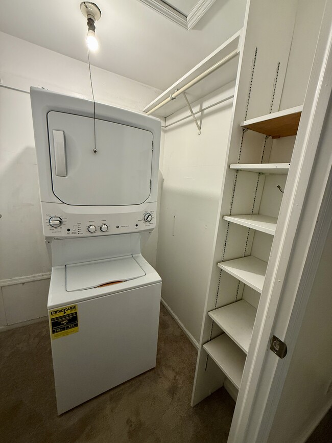 Building Photo - 991 Manor Ln