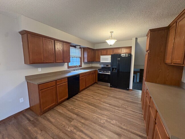 Building Photo - 4 bedroom in Liberty MO!! Brand New Flooring!