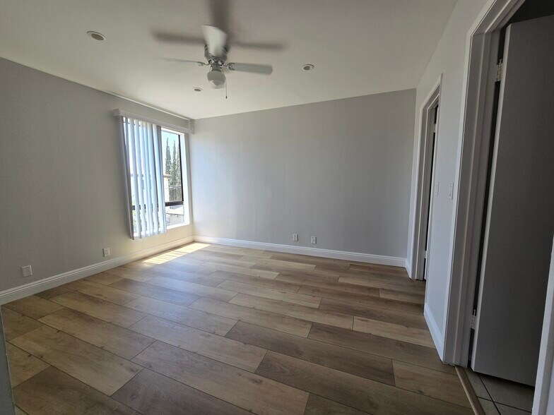 Building Photo - 2107 N Beachwood Dr