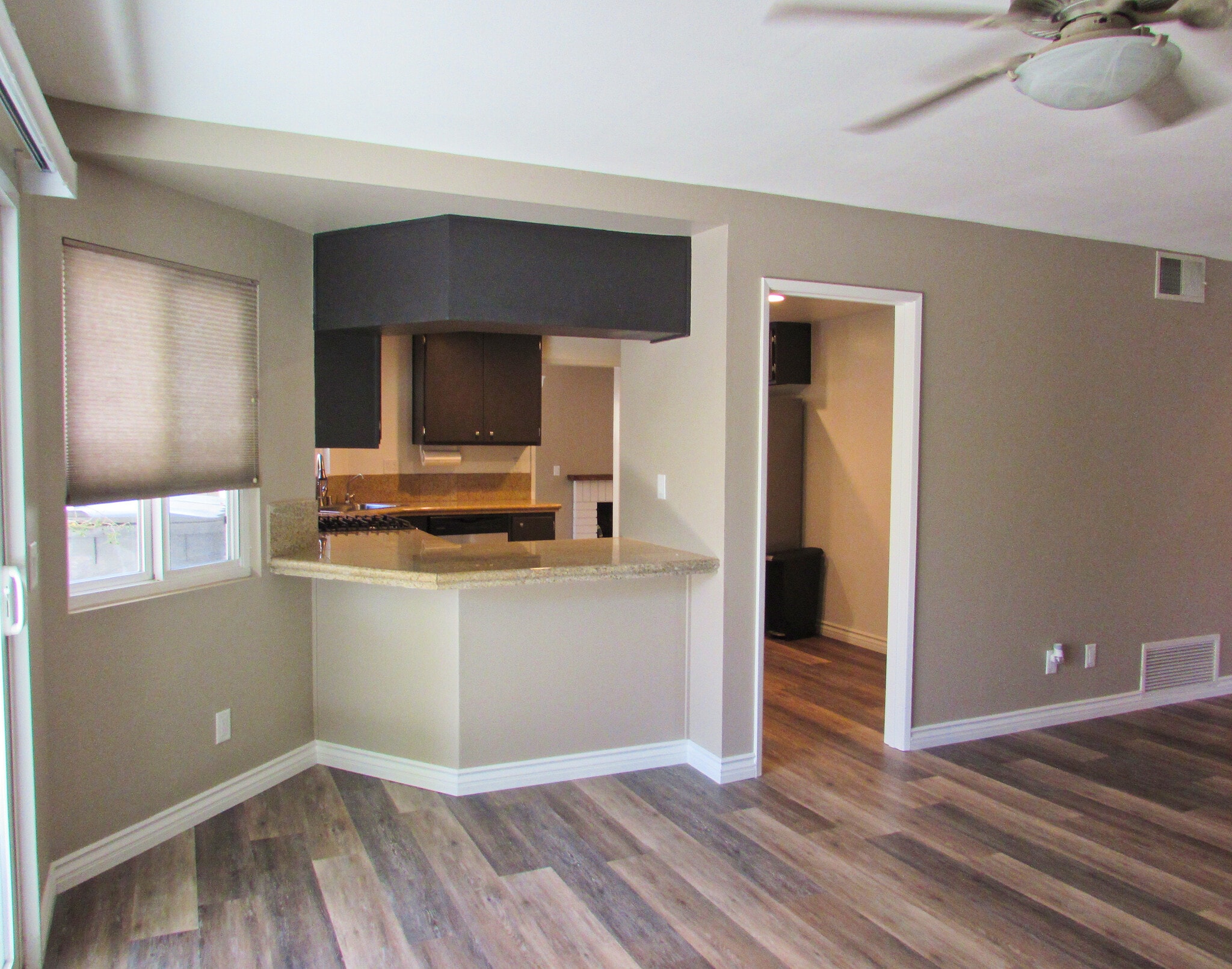 Breakfast bar - 15847 Cindy Ct