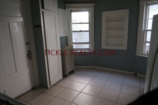 Building Photo - 368 Alexander St