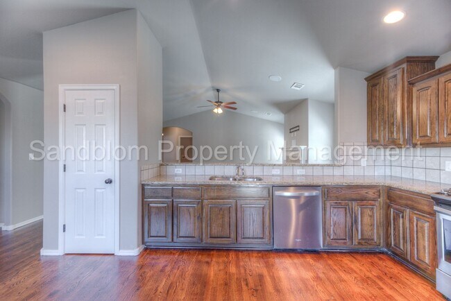 Building Photo - FOR LEASE | Jenks | 4 Bed, 2.5 Bath | $184...