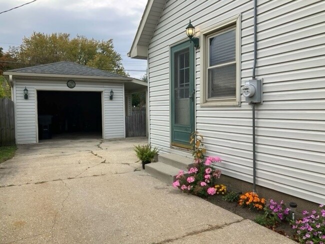 Building Photo - Beautiful Single Family Home in Racine