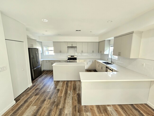 Building Photo - 700 Parkman Ave