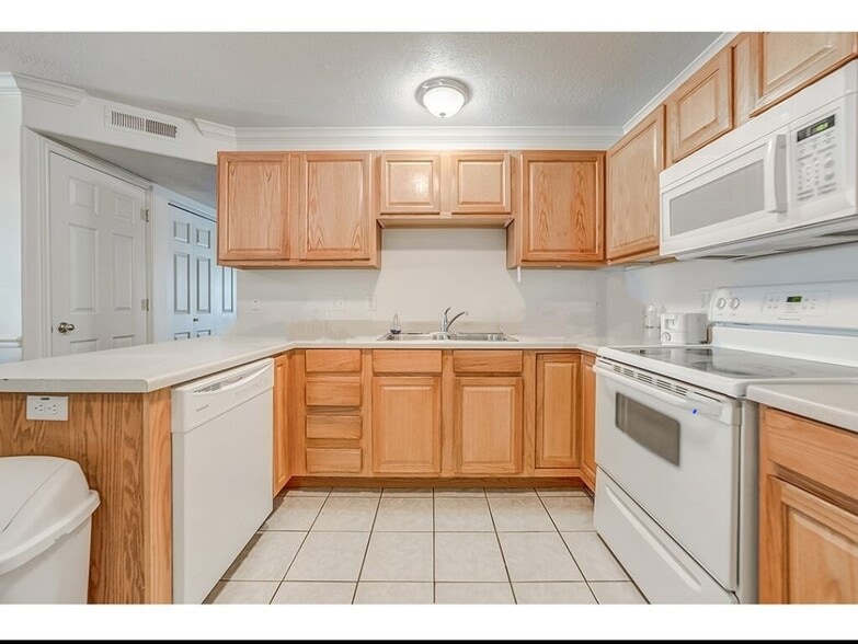 Kitchen - 543 N University Ave