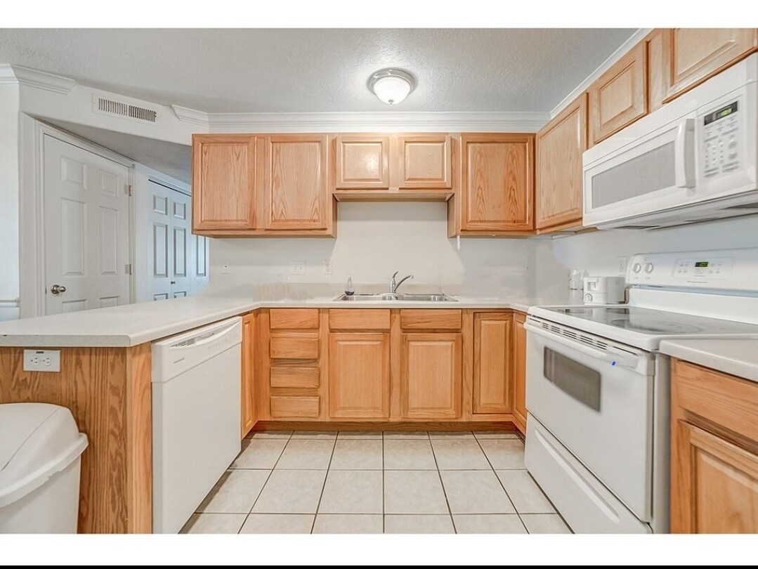 Kitchen - 543 N University Ave