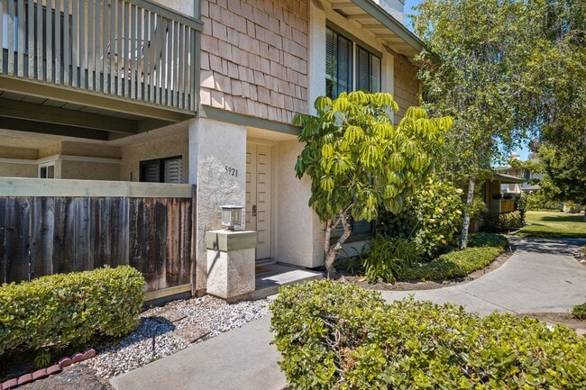 Building Photo - 3 bed 2 bath move-in ready unit.