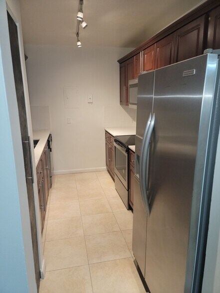 Building Photo - 13455 NE 10th Ave