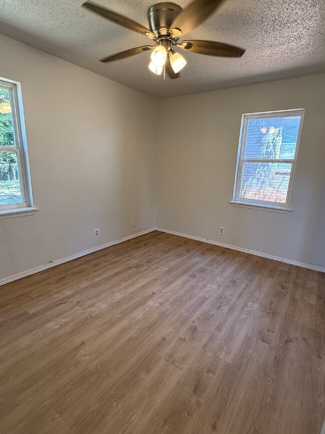 Building Photo - Inviting Mustang Gem with Spacious Kitchen...