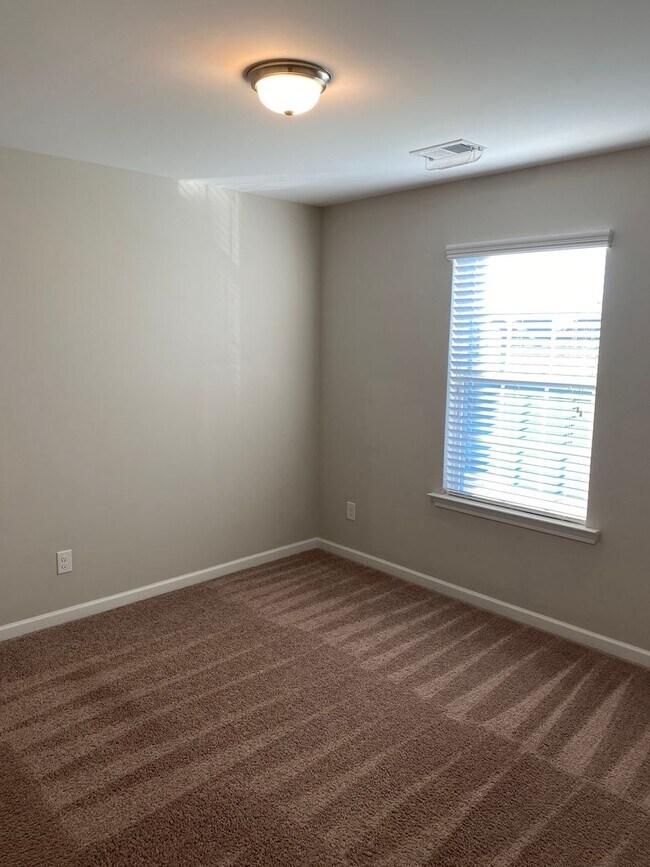 Building Photo - 269 Tulip Dr