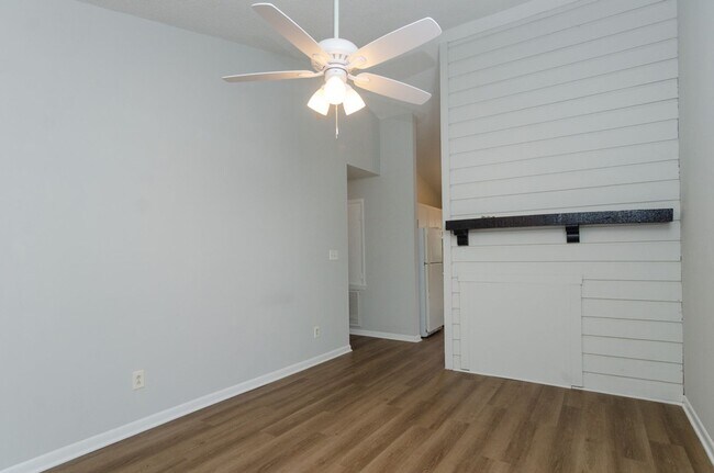 Building Photo - 819 Varsity Dr