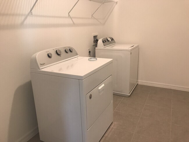 Building Photo - 4 Bedroom at Heart of Windermere!!! Tile through out living area!