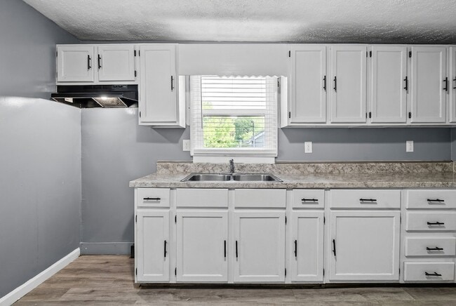 Building Photo - 715 Elder St