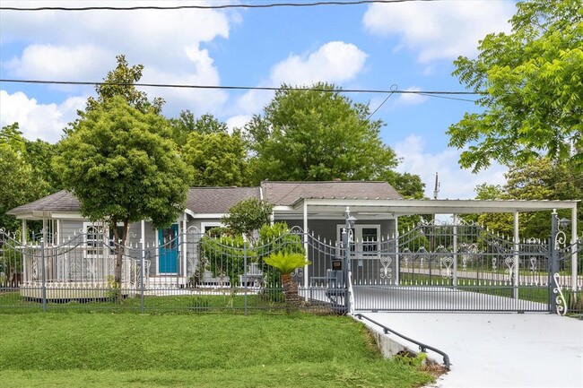 Primary Photo - 1115 Westford St