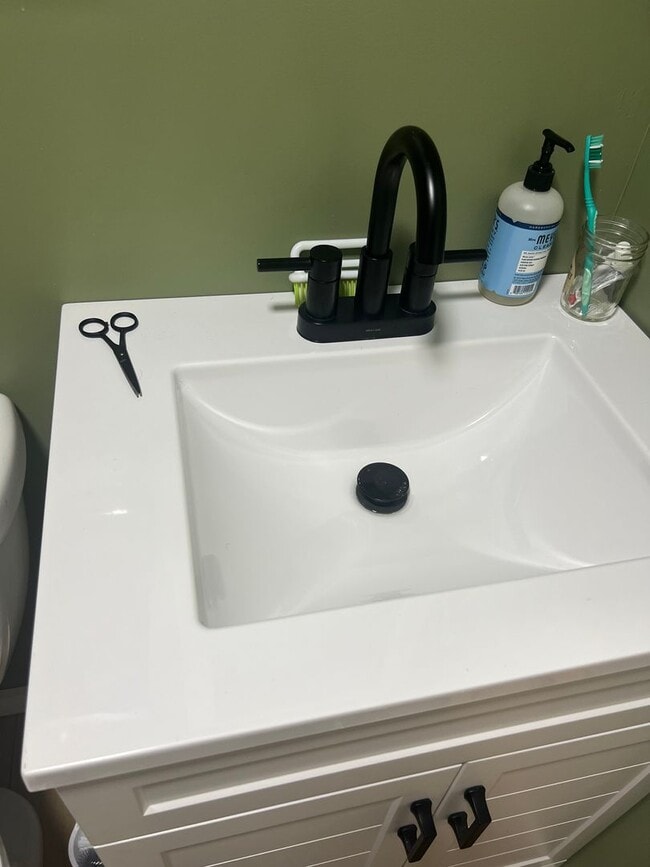 Building Photo - Great location with deeded access to Bauneg Beg Pond