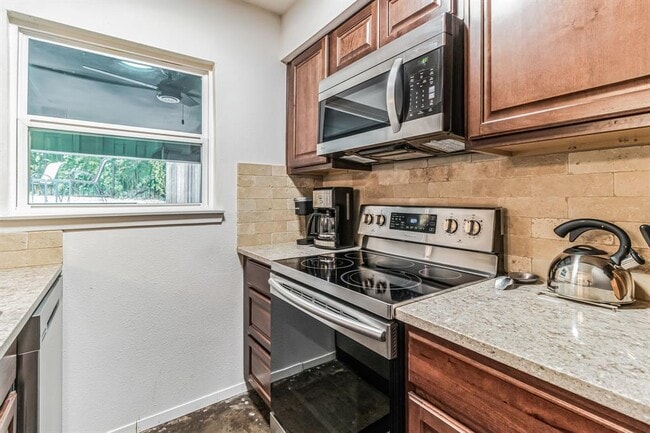 Building Photo - 1501 Rockdale Cir