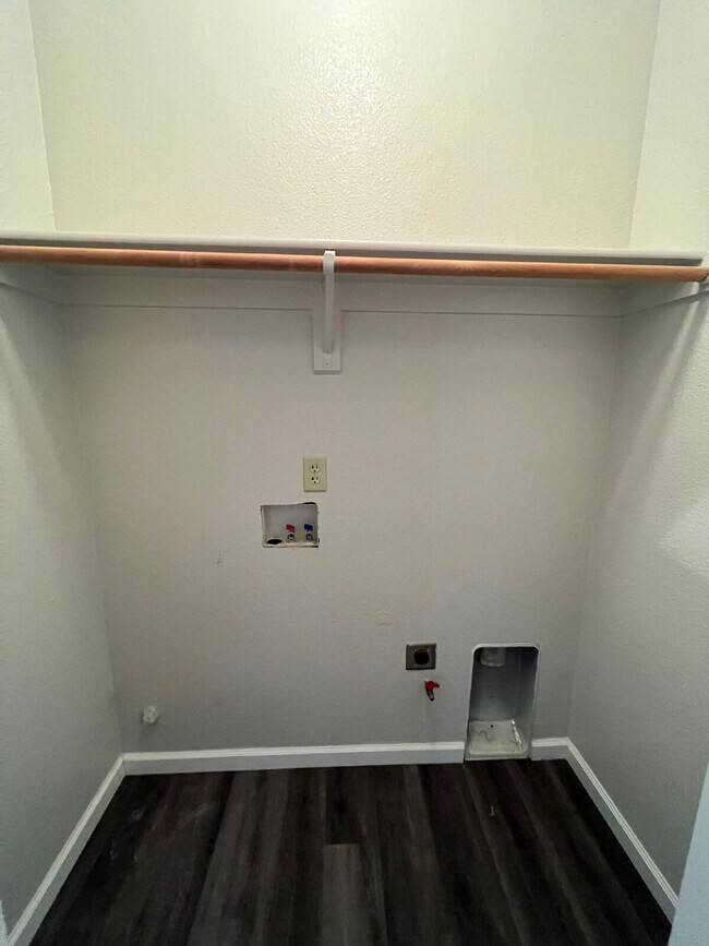 Building Photo - Merced: $1649 2 bedroom 2 bath with off st...