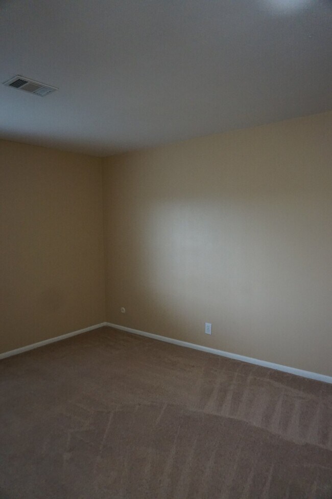 Building Photo - Two Bedroom One Bath on Buffalo Park!