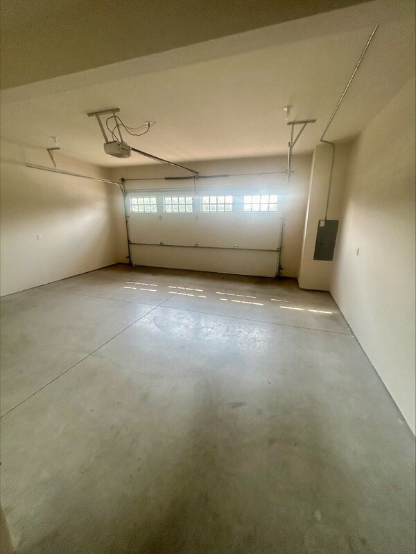 Building Photo - 2200 Greenview Cir