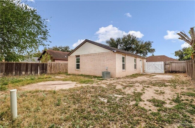 Building Photo - 16 Camellia Ave