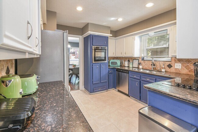 Building Photo - 11307 Canyon Trail Dr
