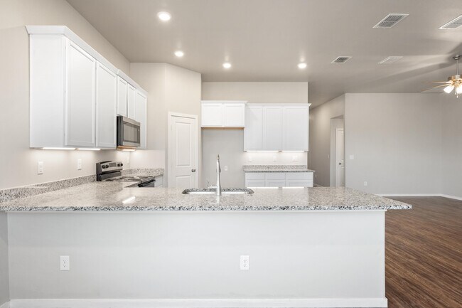Building Photo - 2022 Kenwood Ave