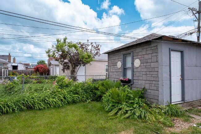 Building Photo - Beautiful 4 Bed 2 Bath home in the heart of Irving Park!