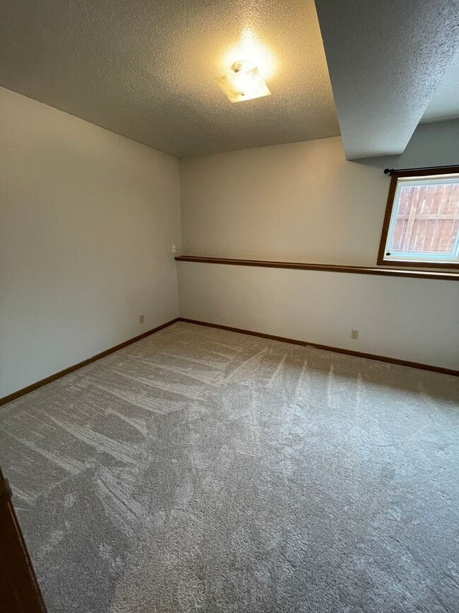 Building Photo - 4 Bedroom, 2 Bath Home for Rent