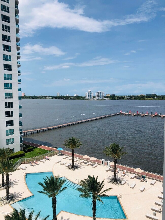 Building Photo - 231 Riverside Dr