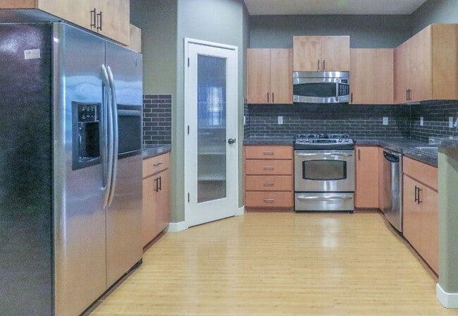 Building Photo - Beautiful 2br/2.5ba Townhome in Arbor Parc...
