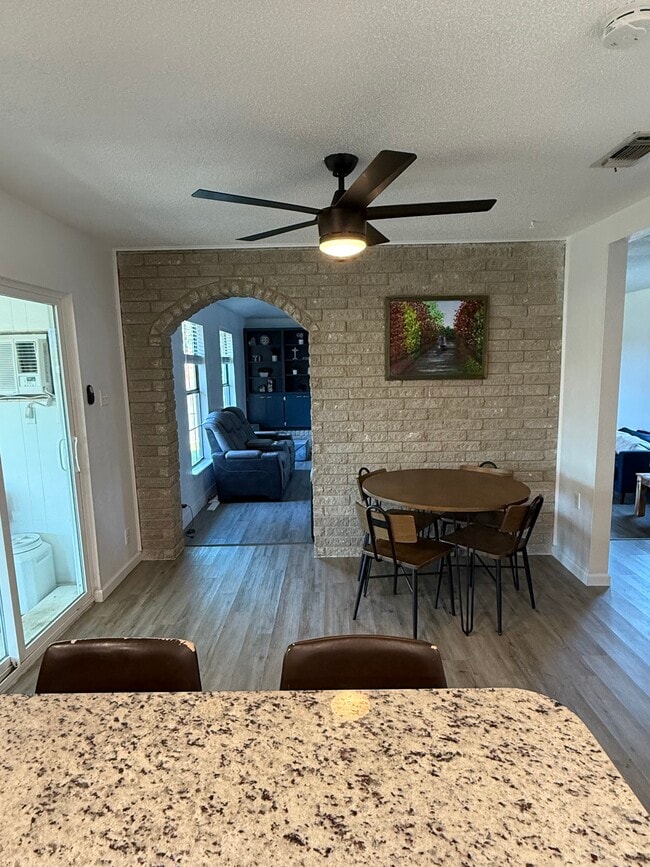 Building Photo - 3402 Azalea Dr