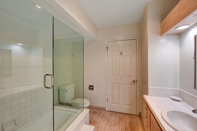 Building Photo - 5-Bedroom Home in Desirable Friendly Hills...