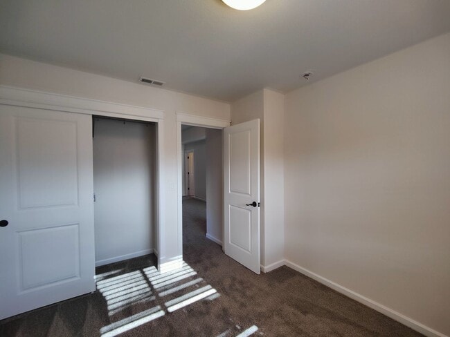 Building Photo - Beautiful 3x2.5 with fenced patio and upstairs bonus area