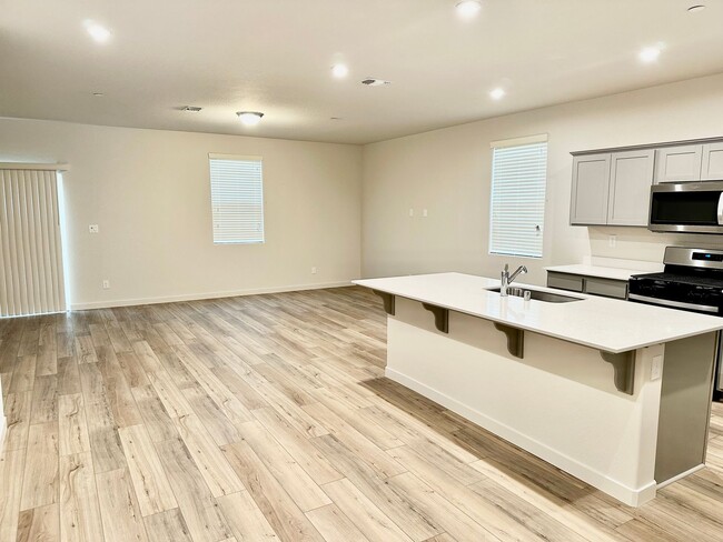 Building Photo - Lovely 3/2 Century Home In Madera