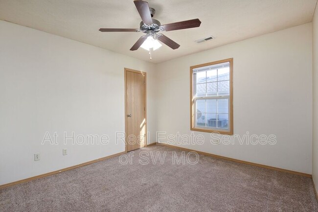 Building Photo - 1128 N Westwood Ave