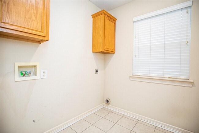 Building Photo - 908 SW Cheyenne Dr
