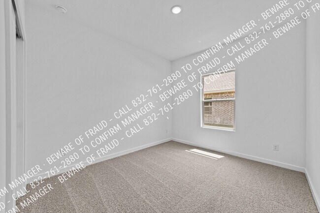 Building Photo - 2229 Maple Ridge Dr