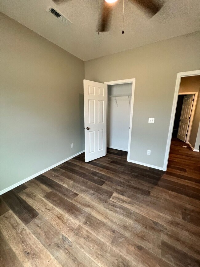 Building Photo - 3 bedroom 1 bath 2 car garage
