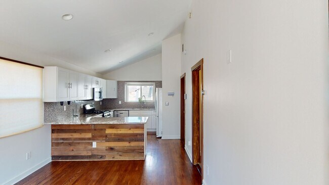 Building Photo - Stunning 2 Bedroom 2 Bath Home - Ideal Loc...