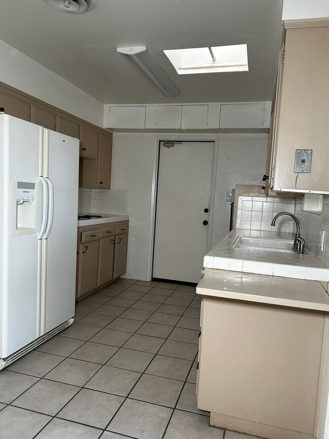 Building Photo - Charming 2-Bed, 1-Bath Condo in Kern City!